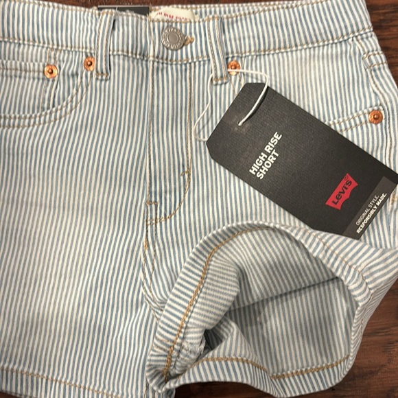 Levi’s premium high rise short and Roxy T-shirt, size: 8 - Picture 6 of 15
